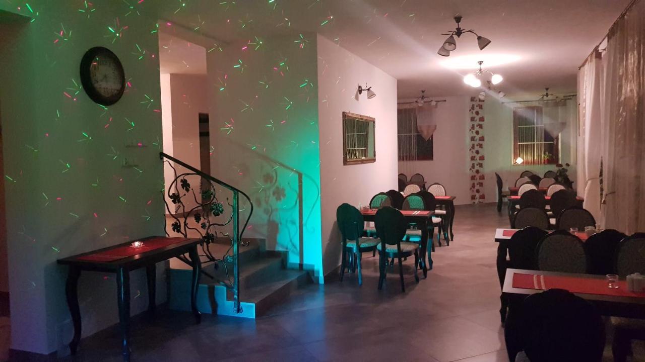Hotel Potok 5 à Zloczew Extérieur photo